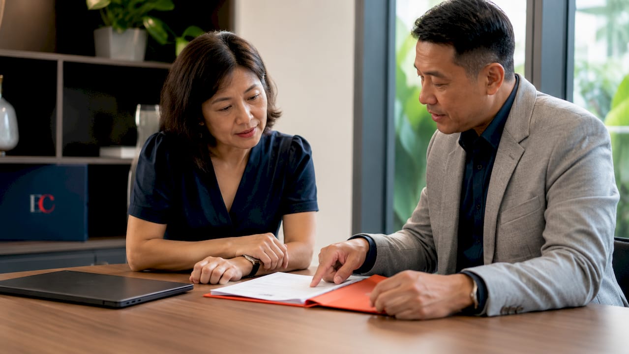 Singapore credit counselling explained: your 2026 guide 1 Client and counsellor in credit counselling session