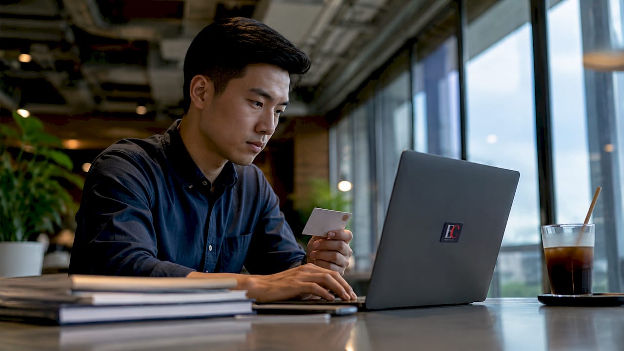Start robo-advisor investing in Singapore: 2026 guide 1 Man using tablet to start robo-advisor investing