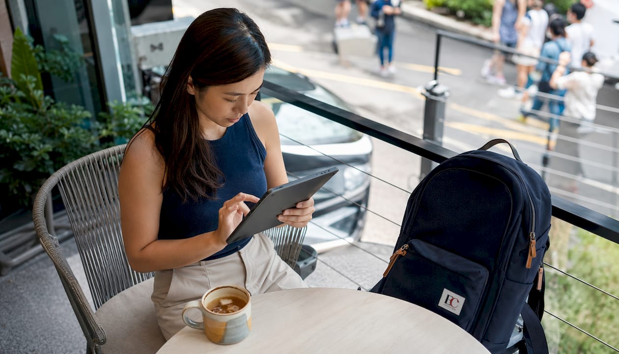 Cheap car rental in Singapore: 2026 budget guide 1 Person researching cheap car rentals in Singapore
